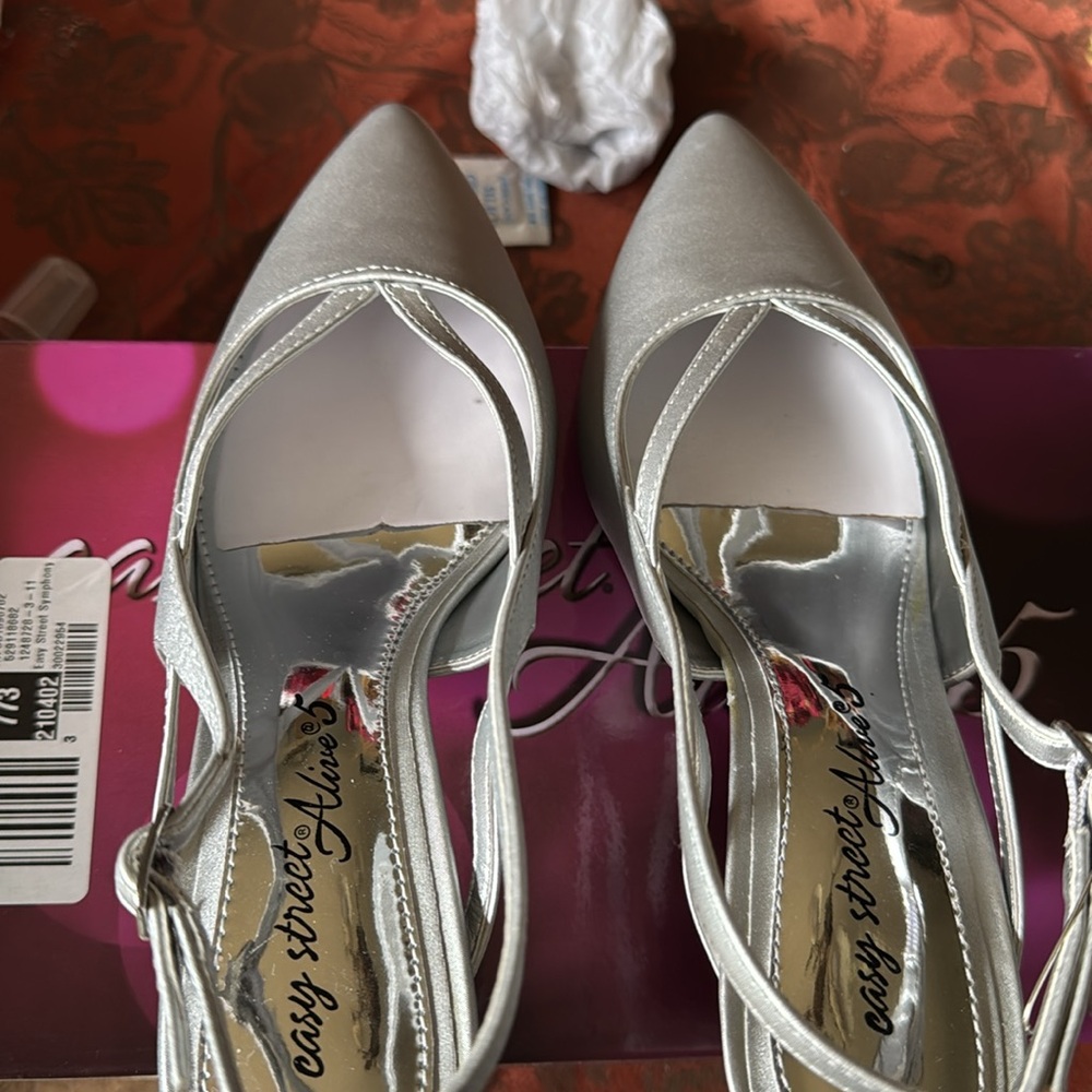 Elegant Silver Women's Slingback Shoes Never Worn Size 6W - Picture 12 of 12